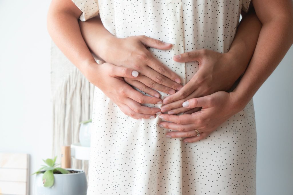 Prueba de Embarazo, Manos de padres embarazdos