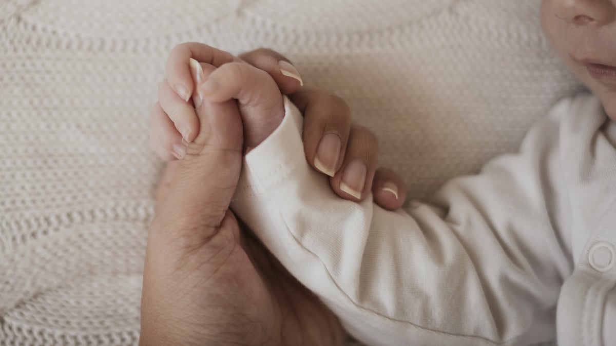 Bebé recién nacido, mano madre
